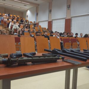 uczniowie w uczelnianej Auli