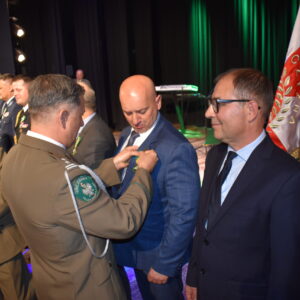 wręczenie pamiątkowych medali